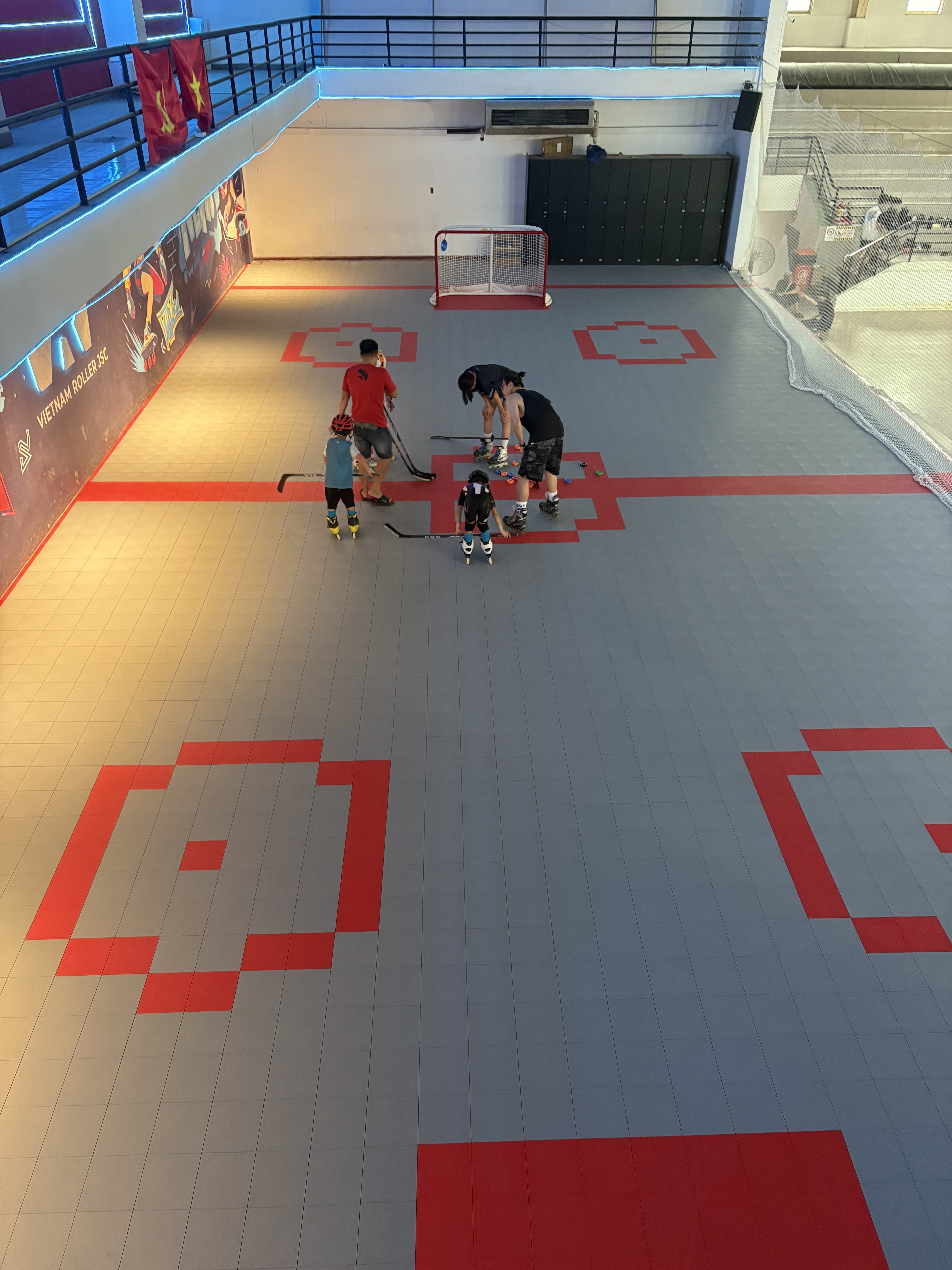 Trẻ em luyện tập inline hockey tại SLAPCORE TP.HCM